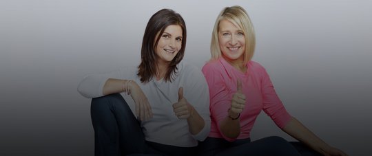 zwei fitnessy pilatestrainerinnen zeigen daumen hoch fitnessmotivation